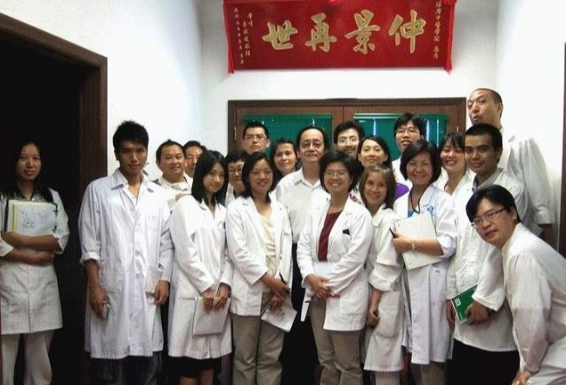 中医是物理医学,中医呼吸与脉博看速度、手热足热看温度、痛是压力、早上几点起床是时间,这些皆是物理条件,心里要有个图,黄帝内经「肺」法象天幕,天是越高越冷,全身唯有心脏不断地跳动,所以心脏定义为火,如果肺的功能很正常时,心火往下走,额头应该是凉的,手掌是温热的(心经与心包经走到掌上) 中医是物理医学,中医呼吸与脉博看速度、手热足热看温度、痛是压力、早上几点起床是时间,这些皆是物理条件,心里要有个图,黄帝内经「肺」法象天幕,天是越高越冷,全身唯有心脏不断地跳动,所以心脏定义为火,如果肺的功能很正常时,心火往下走,额头应该是凉的,手掌是温热的(心经与心包经走到掌上)